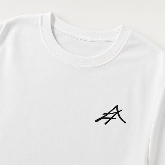 Gros plan sur le col et le monogramme brodé du T-shirt Atleïs, coton jersey biologique