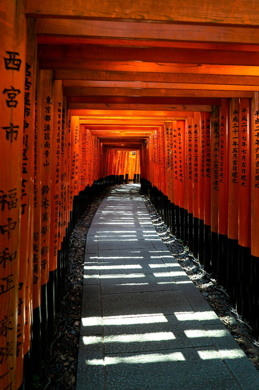Allée de torii vermillon au sanctuaire Fushimi Inari, à Kyoto