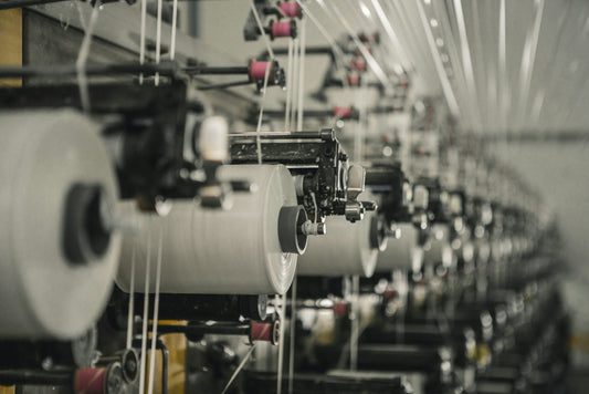 Rangée de machines textiles dans un atelier