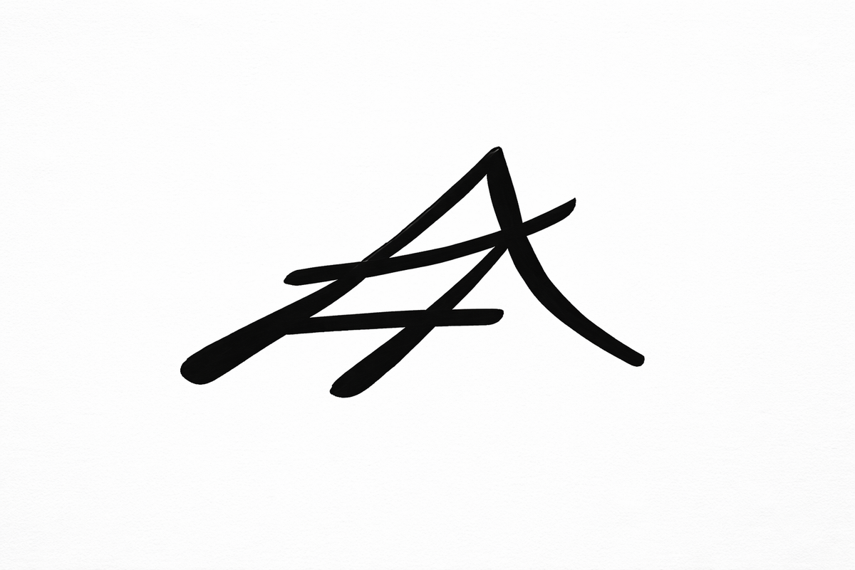 Monogramme Atleïs : une montagne et un torii tracés au pinceau