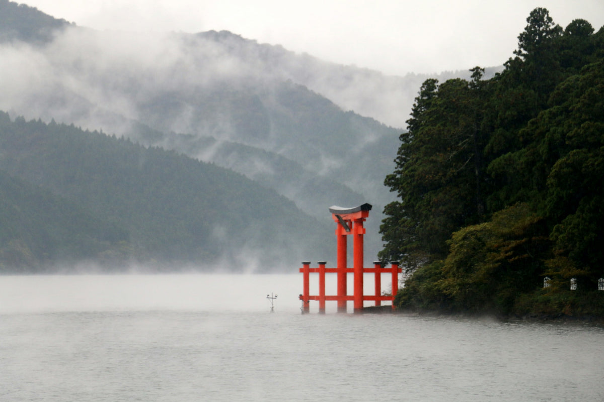 Torii dans la brume, montagnes