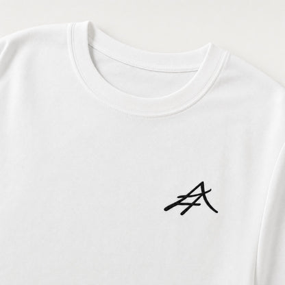 Gros plan sur le col et le monogramme brodé du T-shirt Atleïs, coton jersey biologique