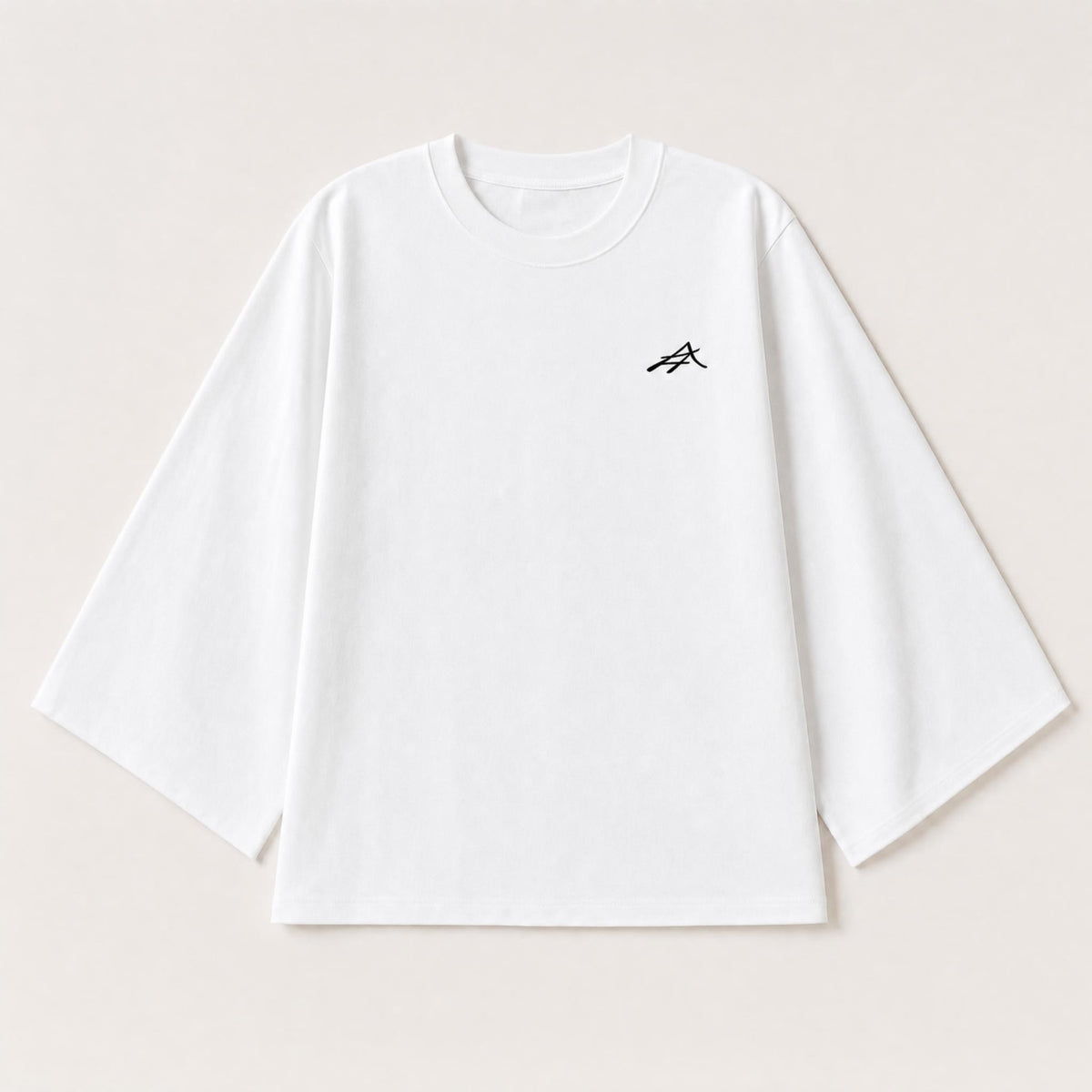 T-shirt Atleïs blanc à manches longues évasées, vue de face, petit monogramme brodé sur la poitrine gauche