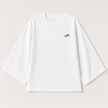 T-shirt Atleïs blanc à manches longues évasées, vue de face, petit monogramme brodé sur la poitrine gauche
