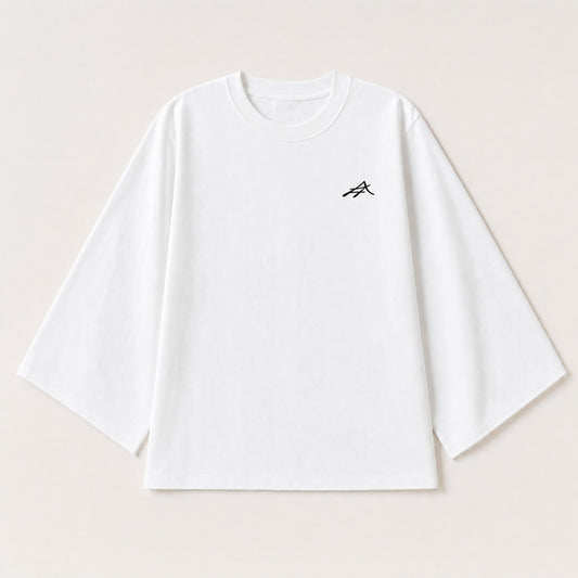 T-shirt Atleïs blanc à manches longues évasées, vue de face, petit monogramme brodé sur la poitrine gauche